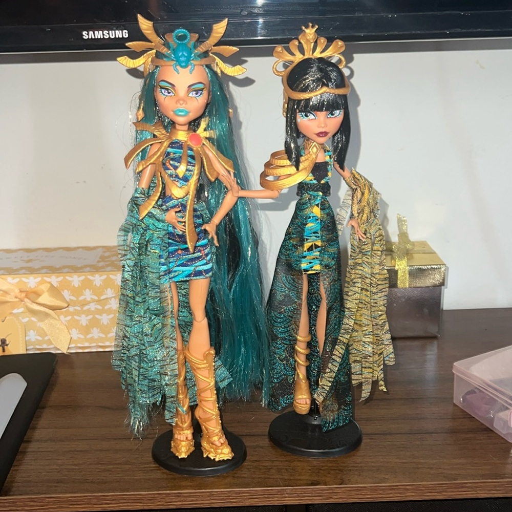 Monster High Mummy Majesties Cleo and Nefera De Nile Collectible Doll Two-Pack